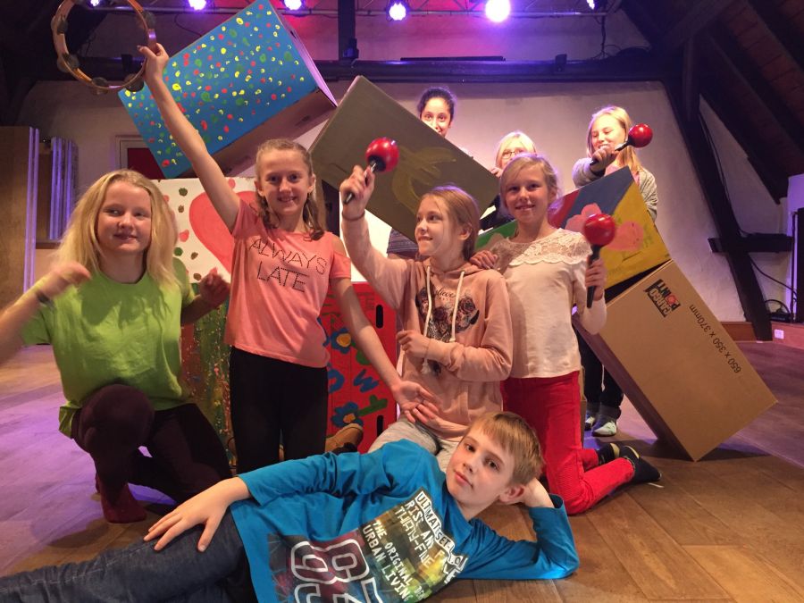 „Verbotene Freundschaft“ in Büren: 15 Kinder und Jugendliche proben gemeinsam mit Ann-Britta Dohle Madrid und René Madrid (fehlen auf dem Foto) für die Premiere am kommenden Freitag Bildnachweis:  Ann-Britta Dohle Madrid